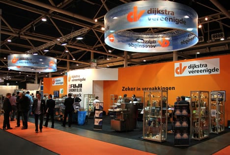 Dijkstra Vereenigde neemt al sinds jaar en dag deel aan de Macropak en zal ook de aankomende editie, die van 30 september t/m 2 oktober weer wordt gehouden in de Jaarbeurs in Utrecht, weer vertegenwoordigd zijn. Tijdens de Macropak zal Dijkstra Vereenigde weer groots uitpakken en haar laatste innovaties tonen. “Deelname vinden wij belangrijk om onze bestaande klanten en mogelijke nieuwe contacten een indruk te geven van onze machines en producten. Op onze stand zullen wij onze flowpackmachines van Fuji, topsealmachines en dieptrekmachines van Reepack laten zien en ook zullen onze collega’s van de afdelingen glasverpakkingen en laboratoriumapparatuur aanwezig zijn”, aldus directeur Arnold Durville van Dijkstra Vereenigde.