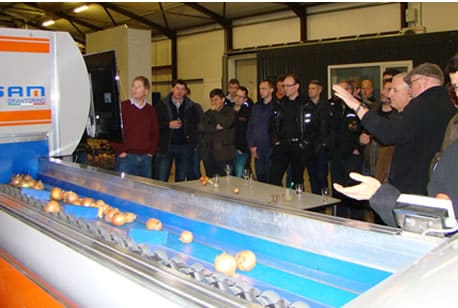 Ellips demonstreert nieuwe sorteermachine voor uien