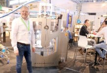 VH Vertical Packaging demonstreert twee verticale verpakkingslijnen