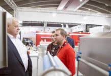Ultrapak toont verpakkingsmachine met ontnester en vuller