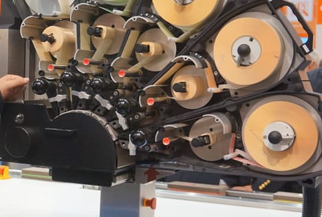 De productieruns van uit te prijzen verse levensmiddelen worden steeds korter en het aantal verschillende etiketten neemt toe. De Espera MRD meerrollendrukker biedt een unieke en innovatieve oplossing met vijf cassettes op één printer en volautomatische productwissels. Met één compacte unit kunnen vijf verschillende etiketten geprint en geëtiketteerd worden. Zo kan zelfs elke verpakking een ander etiket krijgen. Door het cassettesysteem kan een etiketrol gewisseld worden, zonder dat het proces gestopt hoeft te worden.