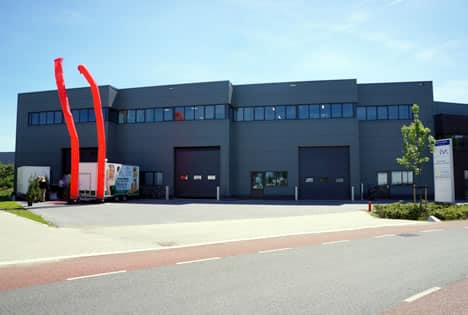 Ruim een jaar na het begin van de eerste bouwwerkzaamheden, was het afgelopen vrijdag en zaterdag dan zover: de feestelijke opening van de nieuwbouw van EVC (Verpakking) aan de Vliegeniersstraat in Uden. Voorheen had de leverancier van eigenzinnige verpakkingsconcepten het hoofdkantoor en showroom in Etten-Leur en de productie met diverse opslagruimten in de buurt van Uden. Nu is alles onder één dak geconcentreerd.
