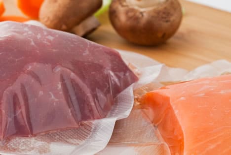 Dankzij jarenlange ervaring levert Global Flexibels voor elke toepassing de juiste folie. Te vaak verkleuren vlees- en vleeswaren bijvoorbeeld door UV lampen. Hierdoor is er sprake van derving in de schappen van de supermarkten en wordt er dus veel geld verspild. Dit is grotendeels te voorkomen door een UV-barrière aan te brengen in de folie. Global Flexibles levert in overleg met u een dergelijke barrière in zowel flexibele folie als hardfolie.