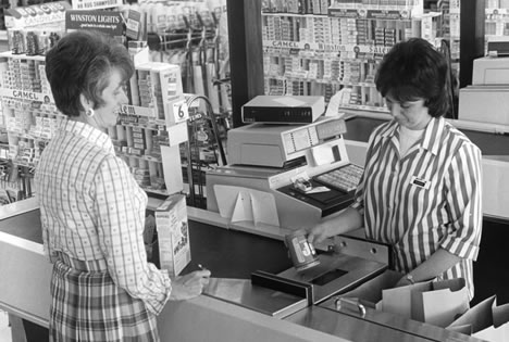 Op 26 juni 1974, precies 40 jaar geleden, werd in de Amerikaanse staat Ohio op een pakje kauwgom voor het eerst een barcode gescand. Het scannen van de barcode beïnvloedde het totale winkelgevoel. Nu vindt de handeling wereldwijd meer dan 5 miljard keer per dag plaats. Albert Heijn was hét bedrijf dat de streepjescode uit Amerika naar Nederland haalde. In 1976 scande een Heemskerkse vestiging als eerste artikelen. Douwe Egberts was weer twee jaar later, in 1978, de eerste fabrikant die er voor zorgde dat de barcode verscheen, en wel op een pak Douwe Egberts Roodmerk.