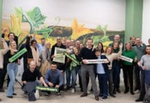 Collega’s en aanhang nemen een kijkje in nieuwe fabriek Hessing Supervers