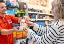 Kruidvat bespaart 32.000 kilogram plastic met papieren snoepzak