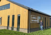 Labels en Meer plaatst logo op nieuw pand in Oosterhout