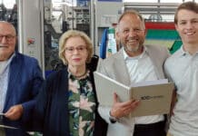 Drie generaties nemen eerste boek 100 Years LC Packaging in ontvangst