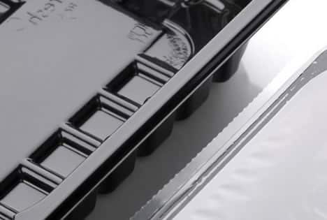 De Rfresh Elite tray van Linpac, van super lichtgewicht monomateriaal, maakt gebruik van een nieuw gepatenteerd sealsysteem mogelijk waarmee een zeer veilige en bedrijfszekere seal kan worden aangebracht met de afsluitende film zonder de standaard gelamineerde PE basisfilm. Zo ontstaat een kristalheldere, lichte tray die 100% recyclebaar is. De tray viel onlangs in de prijzen bij de Pack The Future Awards.