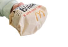 McDonald’s serveert eerste burger verpakt in graspapier