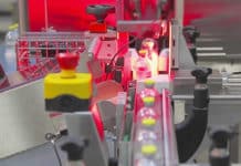 Accraply brengt beschermende sleeves aan op injectieflacons