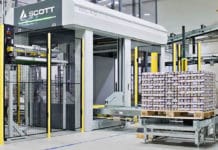 Scott sorteert en palletiseert dozen in een diepvriesomgeving