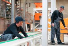 Tanis doet wereldrecordpoging grootste gummybeer gieten