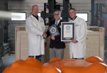 Tanis vestigt wereldrecord met gieten van grootste gummybeer