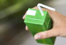 Tetra Pak vermindert zwerfafval met vaste doppen en papieren rietjes