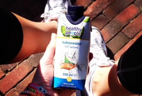 Onderzoek van MillwardBrown in Nederland wijst uit dat maar liefst 75% van de consumenten wekelijks tenminste twee drankjes in een meeneemverpakking koopt. Om op deze trend in te spelen introduceert Healthy People vier superfruit sappen in een handige meeneemverpakking. “Om op te vallen op het schap hebben we bewust gekozen voor een kartonnen meeneemverpakking van Tetra Pak. De verpakking straalt gezondheid en genieten uit en past perfect bij ons merk en onze juices. Een andere belangrijke overweging bij onze keuze is dat de milieu-impact van karton beperkt is. Karton is een hernieuwbare grondstof, uitgaand van verantwoord beheerde bossen, zoals het FSC-label op de verpakking bewijst”, licht Arjanneke Teeuw, oprichter en mede-eigenaar van Healthy People, toe.
