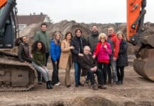 Drie generaties Van der Moolen slaan eerste paal voor nieuwe fabriek