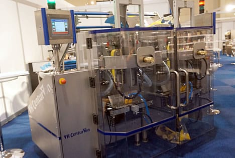 VH Verpakkingsmachines staat van 8 t/m 14 mei voor de eerste keer met een eigen stand op de Interpack. Het bedrijf, de partner voor al uw projecten in verticale verpakkingsmachines en complete verpakkingslijnen, toont daar de ‘twin versie’ van haar verticale verpakkingsmachine Centurion 250SI (foto) zien, de Velteko HSV 360 Continu met Quattro en de Detectronic metaaldetector. “Wij wensen u en onze collega’s een geslaagde Interpack 2014”, aldus Marcel Wetemans, directeur van VH Verpakkingsmachines.