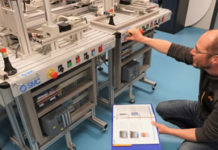 Studenten levensmiddelentechnologie oefenen met echte productielijn